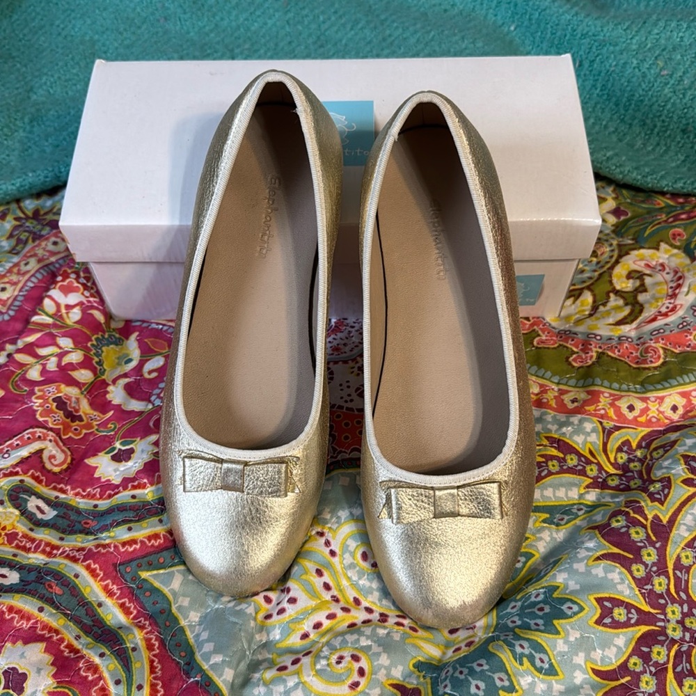 Gold US size 5. EU size 36. Gently used.